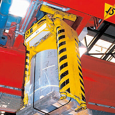 Telescopic pallet tong with spindle drive