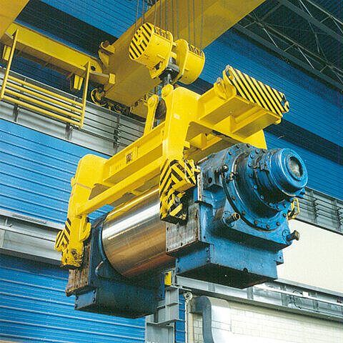 Spreader for transporting supporting rolls Spreader for transporting supporting rolls