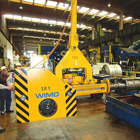 Krantraverse mit motorisch verstellbarem Gegengewicht