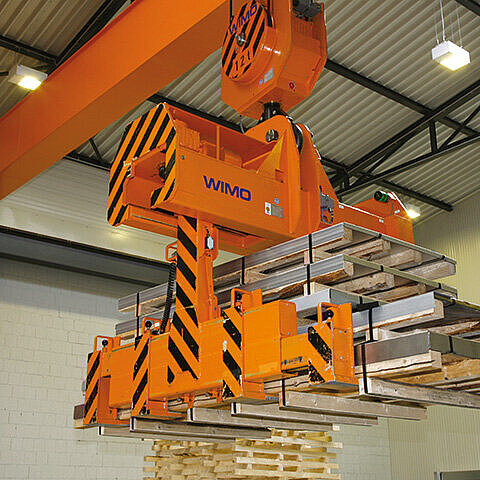 Sheet metal tong with manually adjustable telescopic prongs