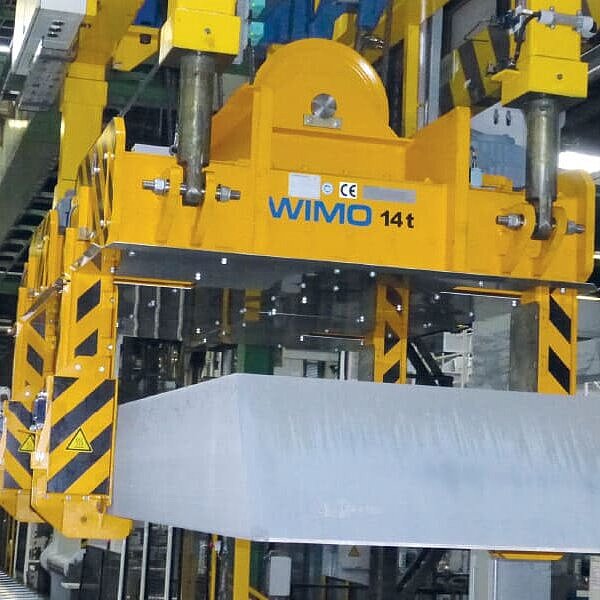 Slab tongs, electromechanically driven