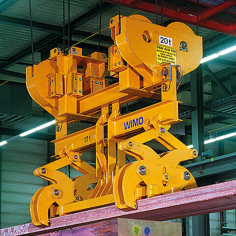 Scissor-type mechanical double ingot tong with automatic hold-open device