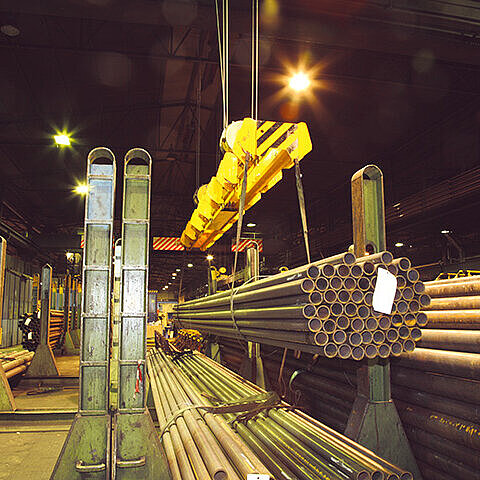 Traverse with ejection device for long goods Traverse with ejection device for long goods