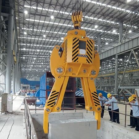 Brammenzange mit Drehwerk und hydraulischem Antrieb