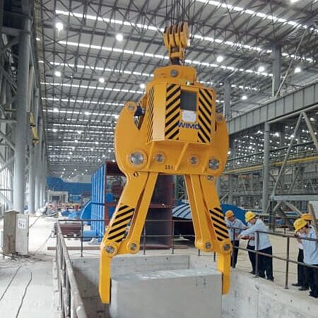 Slab tong with rotary mechanism and hydraulic drive