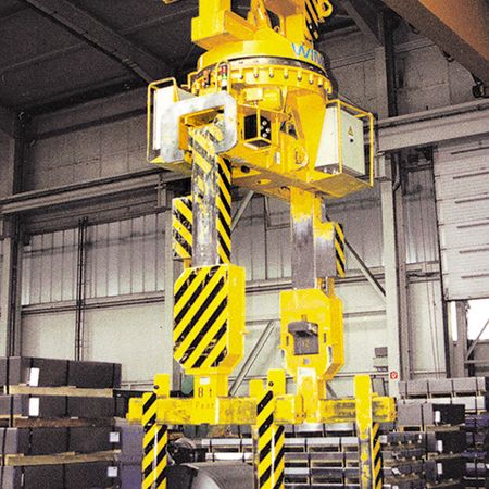 Attachment for transporting coils and bundles of sheet metal loaded on pallets Attachment for transporting coils and bundles of sheet metal loaded on pallets