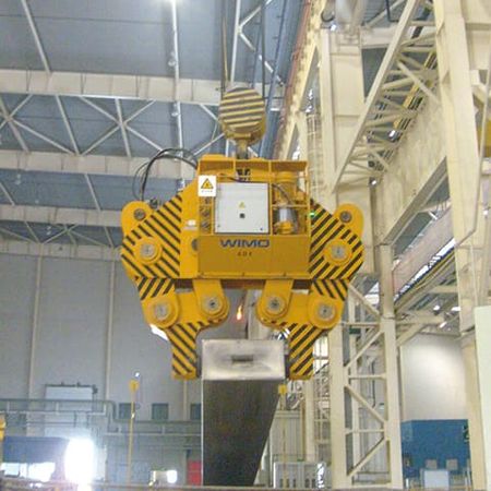 Slab gripper with hydraulic gripper arm drive Slab gripper with hydraulic gripper arm drive
