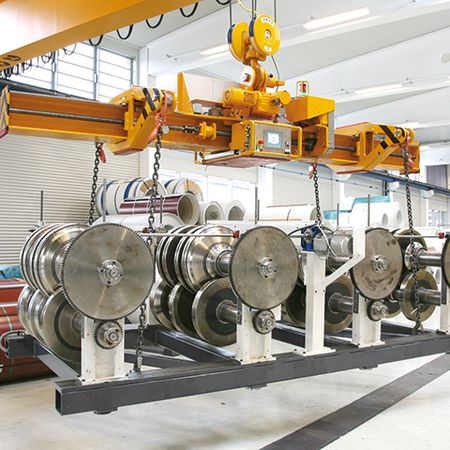 Spreader for transporting roll forming racks Spreader for transporting roll forming racks