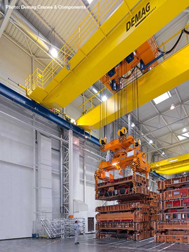 Presswerkzeugzange mit in Längs- und Querrichtung