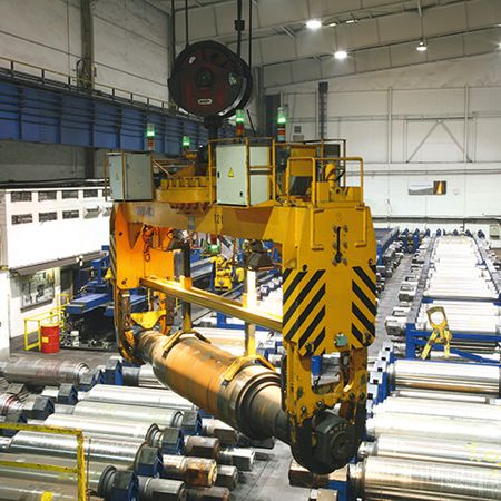 Work-roll tong for gripping neck of roll Work-roll tong for gripping neck of roll