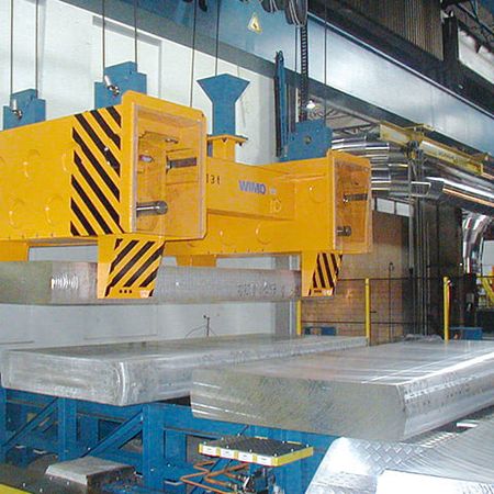 Spindle-driven slab tong designed with two gripping units Spindle-driven slab tong designed with two gripping units
