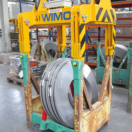Container grippers with four motorized locking bolts Container grippers with four motorized locking bolts