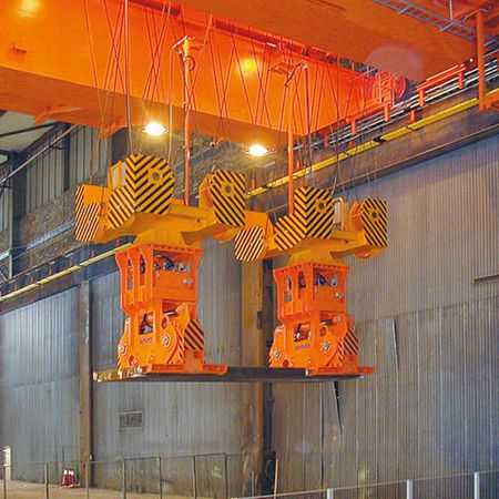 Brammenzange mit hydraulischem Zangenarmantrieb