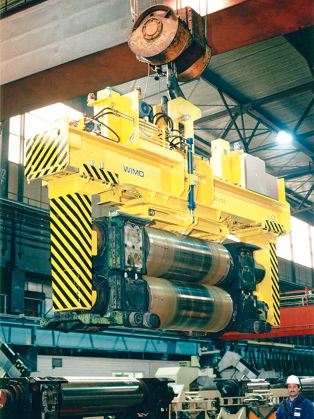 Arbeitswalzenzange an den Zapfen greifend