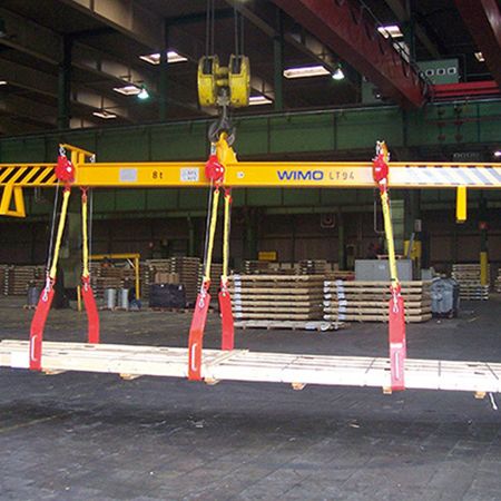 Traverse mit an Federzügen aufgehängten Plattenhaken