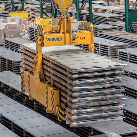 Blechpaketzange mit motorisch schwenkbaren Aufnahmepratzen Blechpaketzange mit motorisch schwenkbaren Aufnahmepratzen