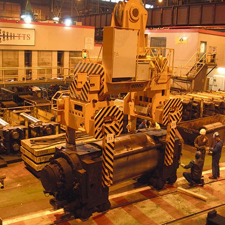 Stützwalzenzange mit in Längs- und Querrichtung motorisch verstellbaren