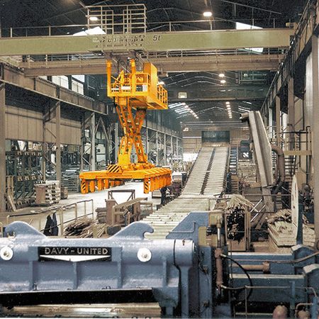 Automatic tongs for the transport of slabs and stacks Automatic tongs for the transport of slabs and stacks