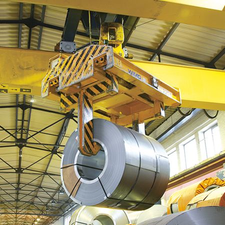 Telescopic coil tong with extra low headroom Telescopic coil tong with extra low headroom