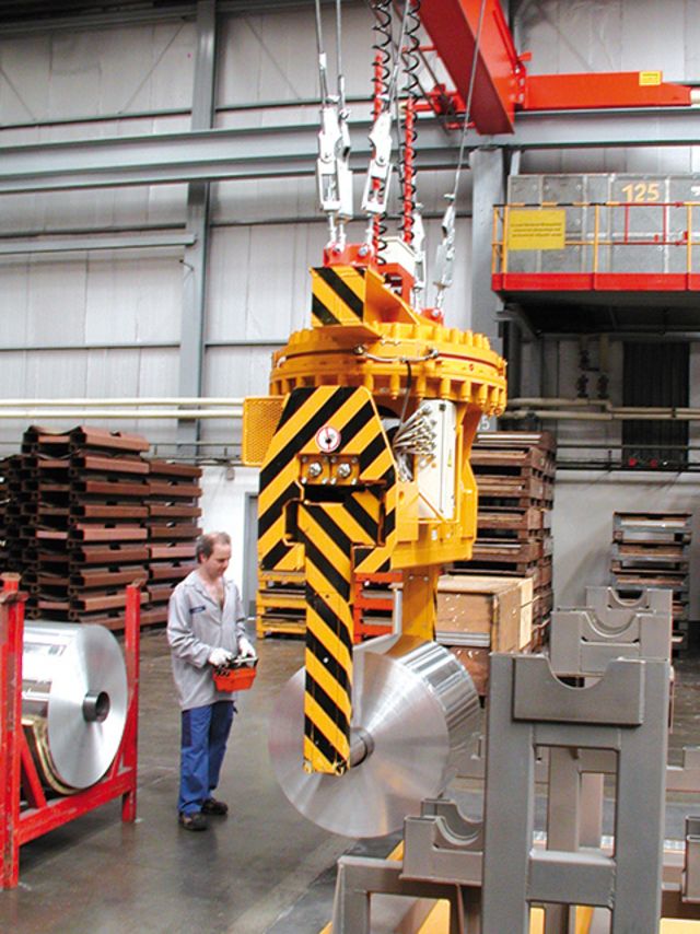 Telescopic coil tong with spindle drive Telescopic coil tong with spindle drive