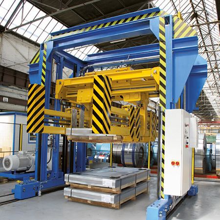 Blechpaketzange mit Spindeltrieb integriert in eine Stapeleinrichtung