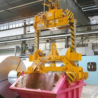 [Translate to English:] Schrottcontainerzange in Scherenbauweise mit Aufhängeadapter zur Aufnahme mit einer Coilzange