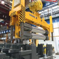 [Translate to English:] Arbeitswalzenzange am Zapfen greifend