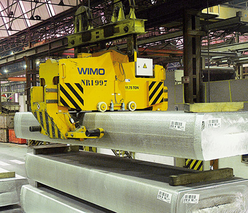 WIMO Brammenzange mit Spindelantrieb und lastabhängiger Klemmkraftverstärkung