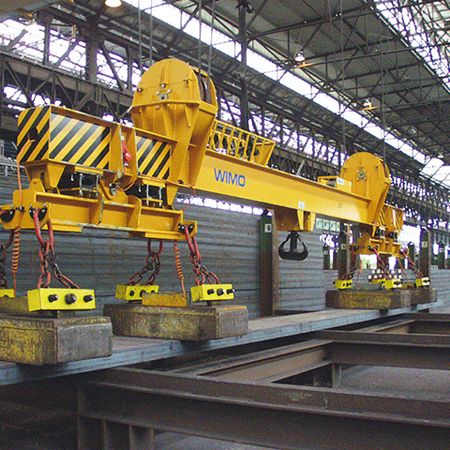 Traverse mit gelenkig aufgehängten Magneten