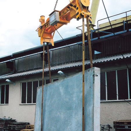 Turning spreader with motorised reversing gear for handling varied loads Turning spreader with motorised reversing gear for handling varied loads