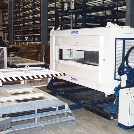 Wendeeinrichtung mit Beladewagen für 180°-Wenden von Platinenstapel