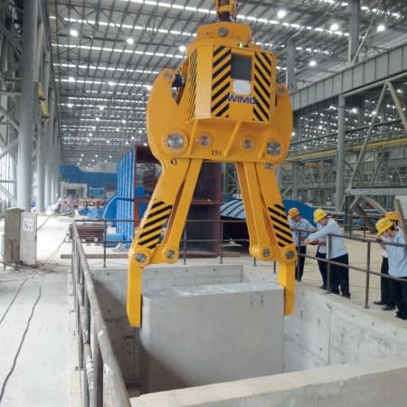 Slab gripper with hydraulic gripper arm drive Slab gripper with hydraulic gripper arm drive
