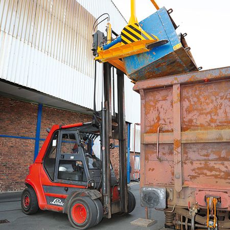 Hydraulic scrap bin emptying device for a forklift Hydraulic scrap bin emptying device for a forklift