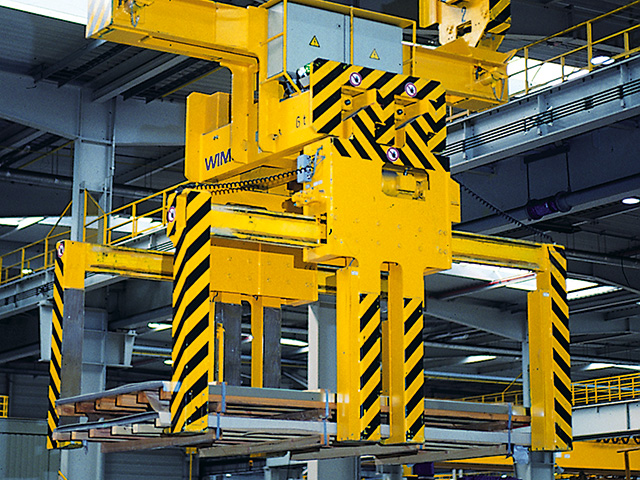 Sheet metal tong with motorised tong arms which are adjustable in longitudinal and transverse direction