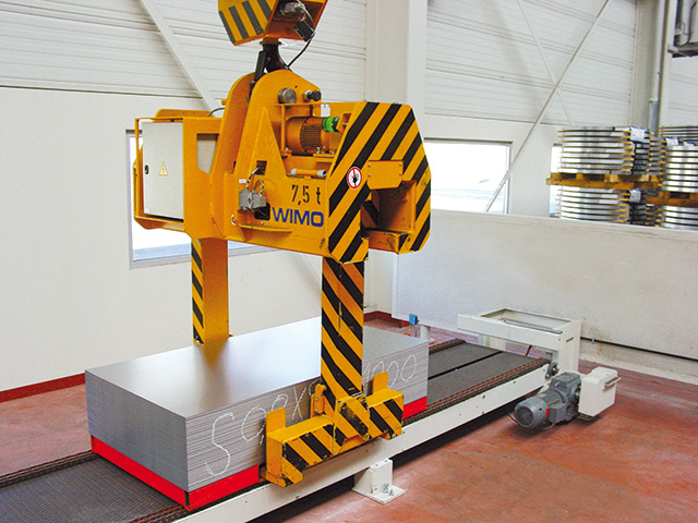 Motorised telescopic pallet tong