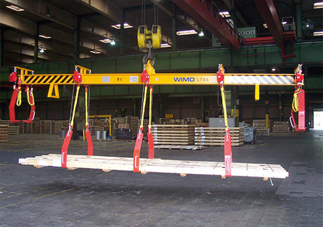 Spreader with plate hooks suspended on spring balancers