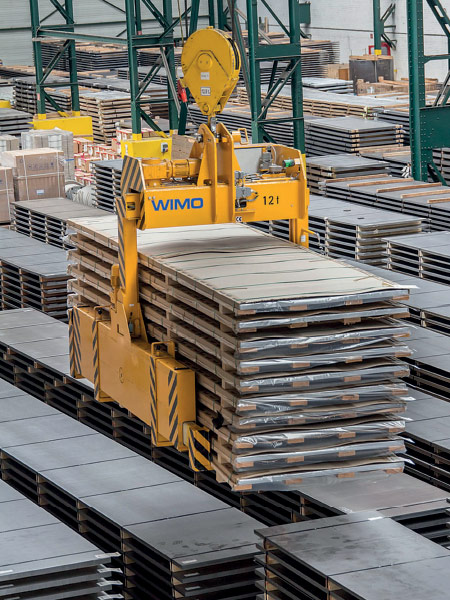 Sheet metal tongs with motorised adjustments in length and width for support prongs