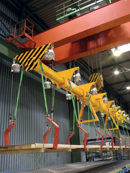 Hook spreader on both sides with double telescopic jibs