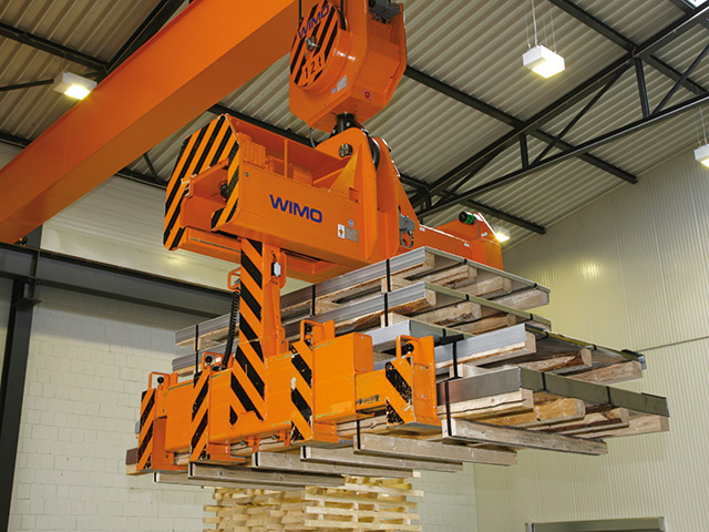 Motorised sheet metal tong with 8 manually adjustable supporting prongs