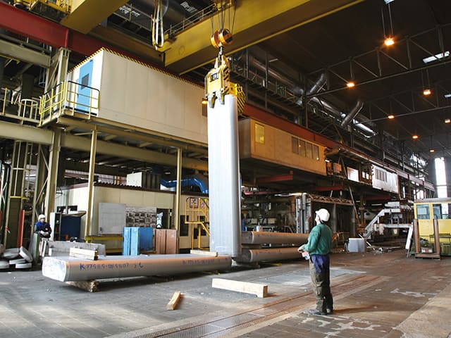 Mechanical slab turning tong