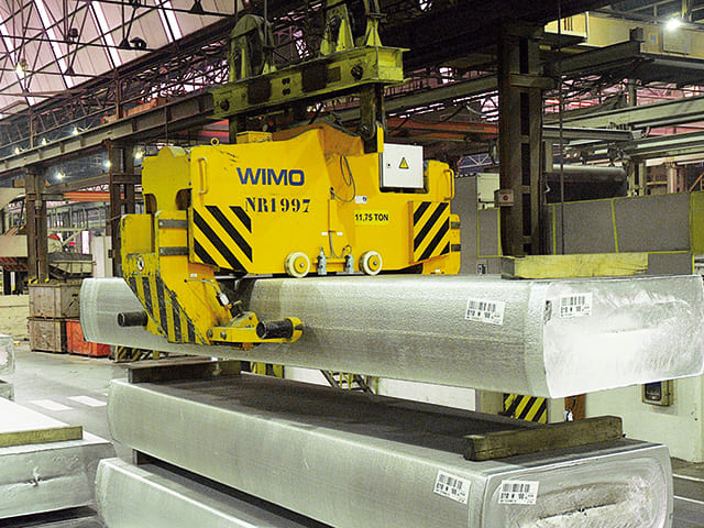 Slab tong with spindle drive and load-controlled clamping force reinforcement