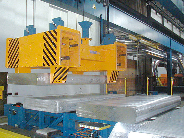 Spindle-driven slab tong designed with two gripping units
