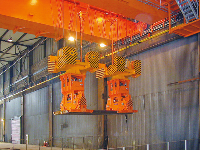 Slab tong with hydraulic tong arm drive system