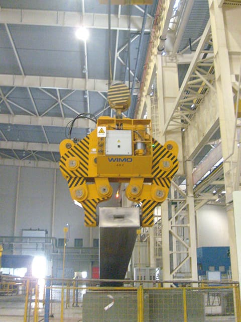 Slab gripper with hydraulic gripper arm drive