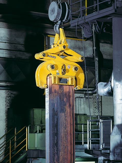 Scissor-type mechanical ingot tong with automatic hold-open device