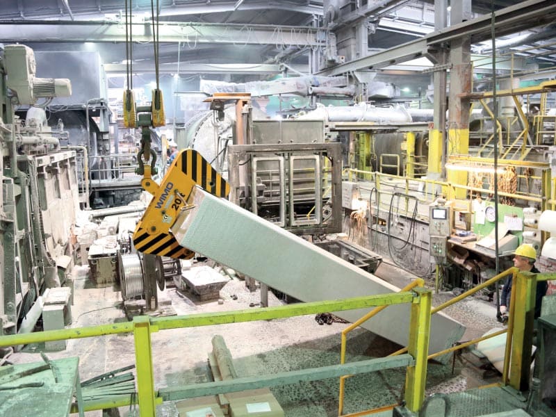 Mechanical slab turning tong