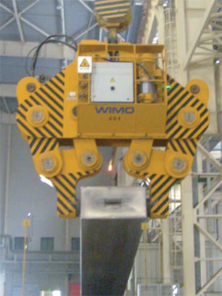 Slab gripper with hydraulic gripper arm drive