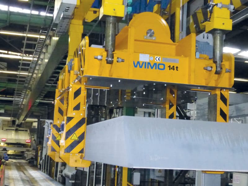 Motor-driven slab tongs