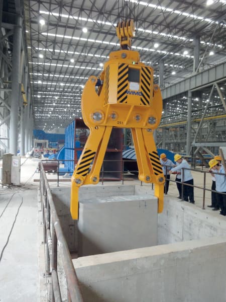 Slab gripper with hydraulic gripper arm drive