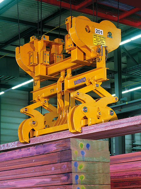 Scissor-type mechanical double ingot tong with automatic hold-open device